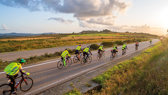 Groupe de cycliste à l'entrée des monts d'Arrée - Paris-Brest-Paris 2019