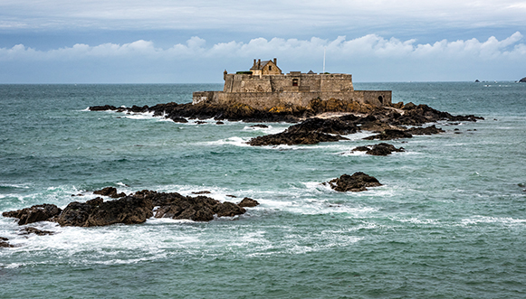 Le Petit Bé est au centre du dispositif de fortifications de Saint-Malo.Véritable navire de guerre à l’ancre, ce fort Vauban XVII° jouit d’une position exceptionnelle au coeur de la baie de la cité corsaire.