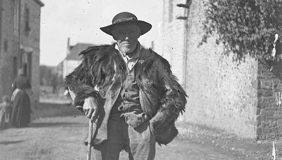 Portrait par Ludovic Georges Hamon d'un porteur du costume en peau de chèvre, eutour des années 20 en Ille et Vilaine