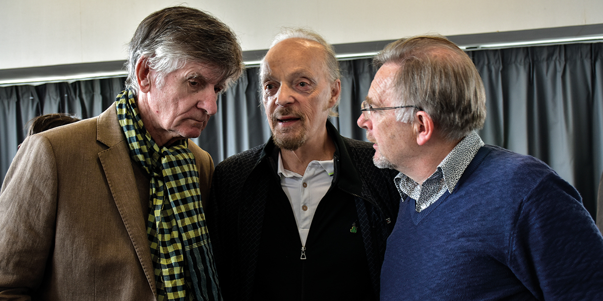 Alan Stivell entouré de l’ancien maître-charpentier Jean-Yves Riaux, l’un des impétrants du jour (à gauche) et de l’ethno-musicologue Yves Defrance