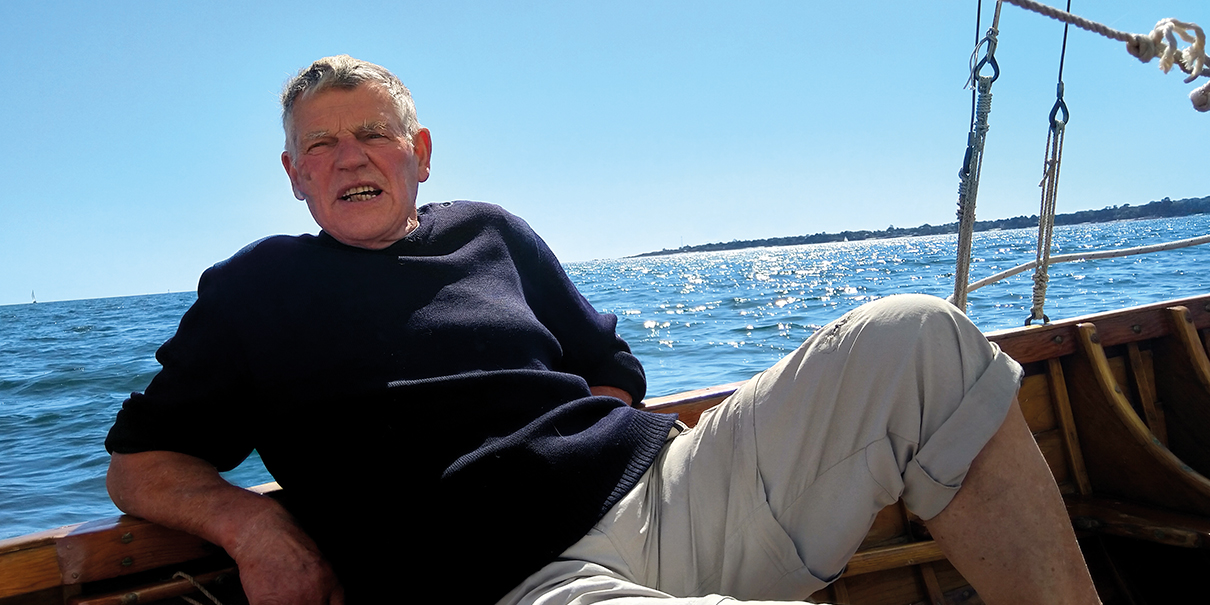 L’activiste Gilbert Nicolas à bord du voilier Lorna en baie de Concarneau, été 2019.