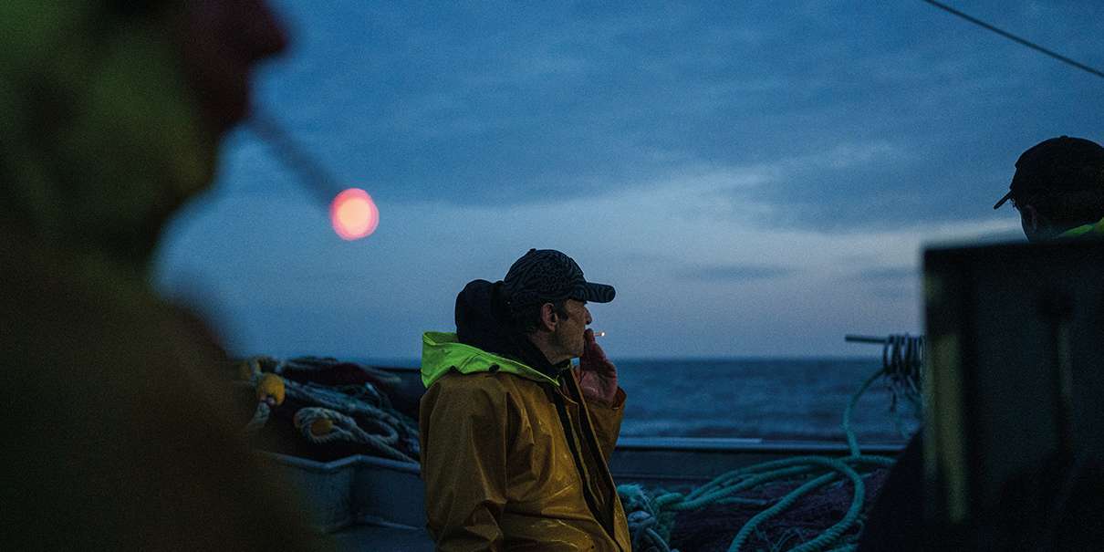 La nuit, ils chassent la sardine Une nuit sur le bolincheur Face à la mer