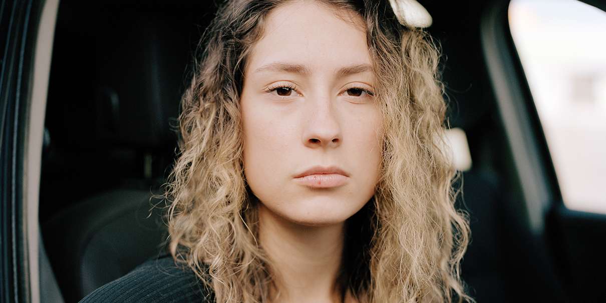 Caroline, étudiante photographiée dans sa voiture; à Carentoir