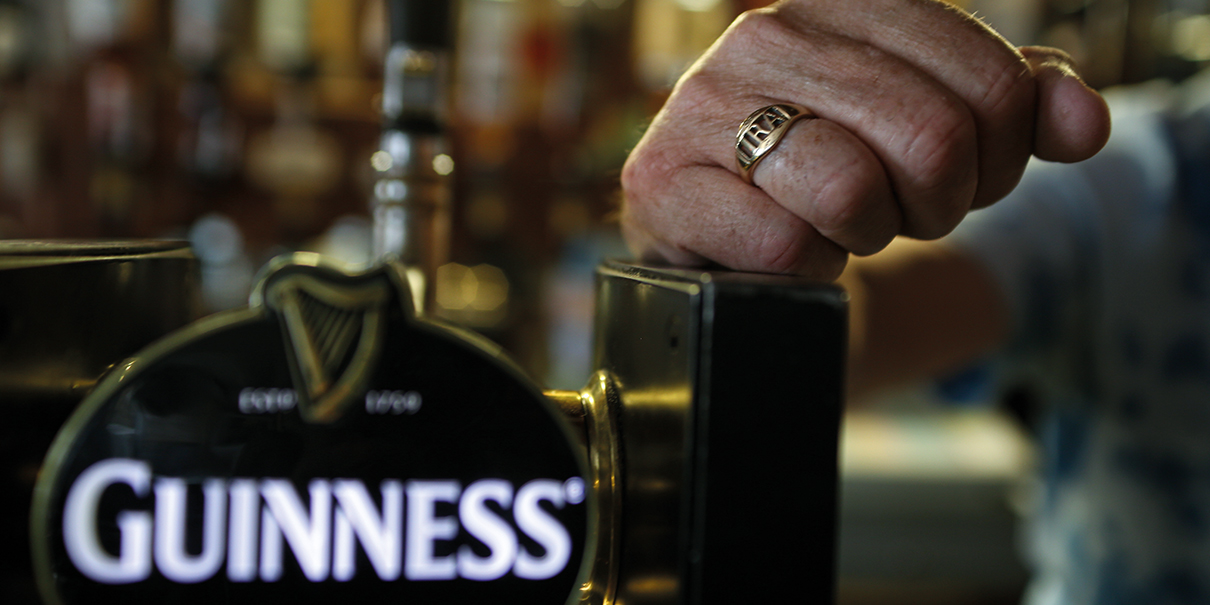 Grand angle Irlande : Guiness, pub et bague IRA au doigt