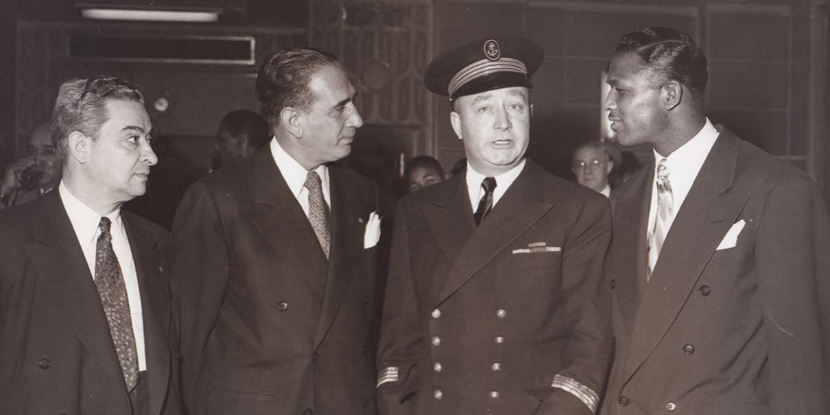 Hervé Le Huédé avec le flamboyant champion de boxe Ray Sugar Robinson en compagnie de Vincent R. Impellitteri, maire de New York, sur le Liberté en octobre 1950. ©Collection Bruno Richard