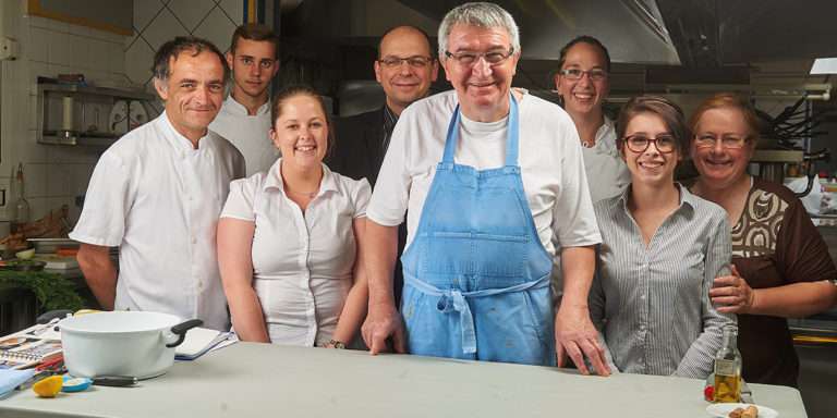 Le chef Guy Guilloux vous salue. Plus de conquante ans derrière les fourneaux