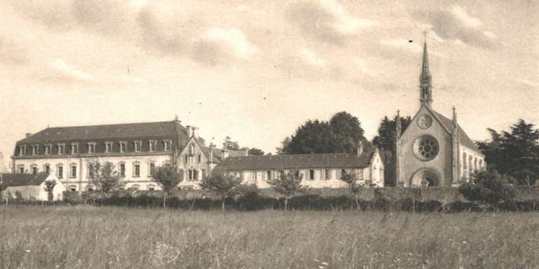 Ferme de la maison de retraite de Ker-Anna à Sainte-Anne-d’Auray, le jour où le tracteur est arrivé…