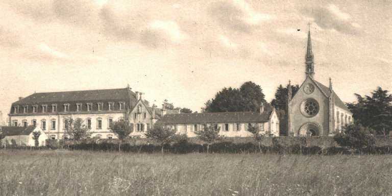 Ferme de la maison de retraite de Ker-Anna à Sainte-Anne-d’Auray, le jour où le tracteur est arrivé… 